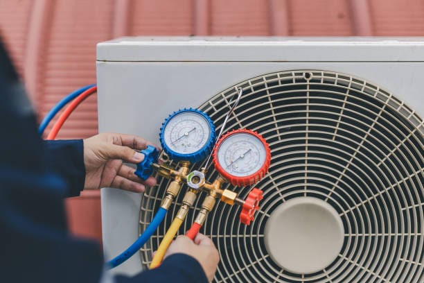 Técnico realizando mantenimiento profesional de climatización
