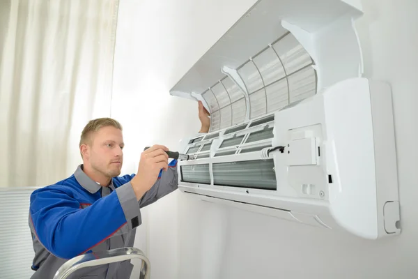 Técnico de AVS Multiservicios reparando aire acondicionado en Tarragona